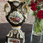 izsmalcināta porcelāna vāze ar ļoti smalku detalizāciju, melnā krāsā ar ziedu motīviem un zelta krāsas akcentiem, vidēja izmēra (6927)