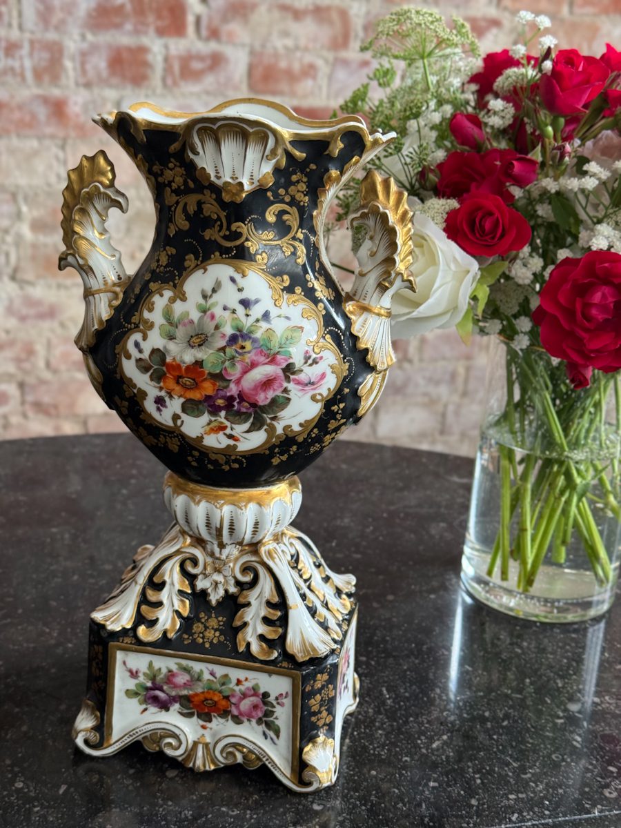 izsmalcināta porcelāna vāze ar ļoti smalku detalizāciju, melnā krāsā ar ziedu motīviem un zelta krāsas akcentiem, vidēja izmēra (6927) - Image 1
