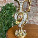 Porcelāna vāze ar zelta krāsas un rožu detaļām (2334)