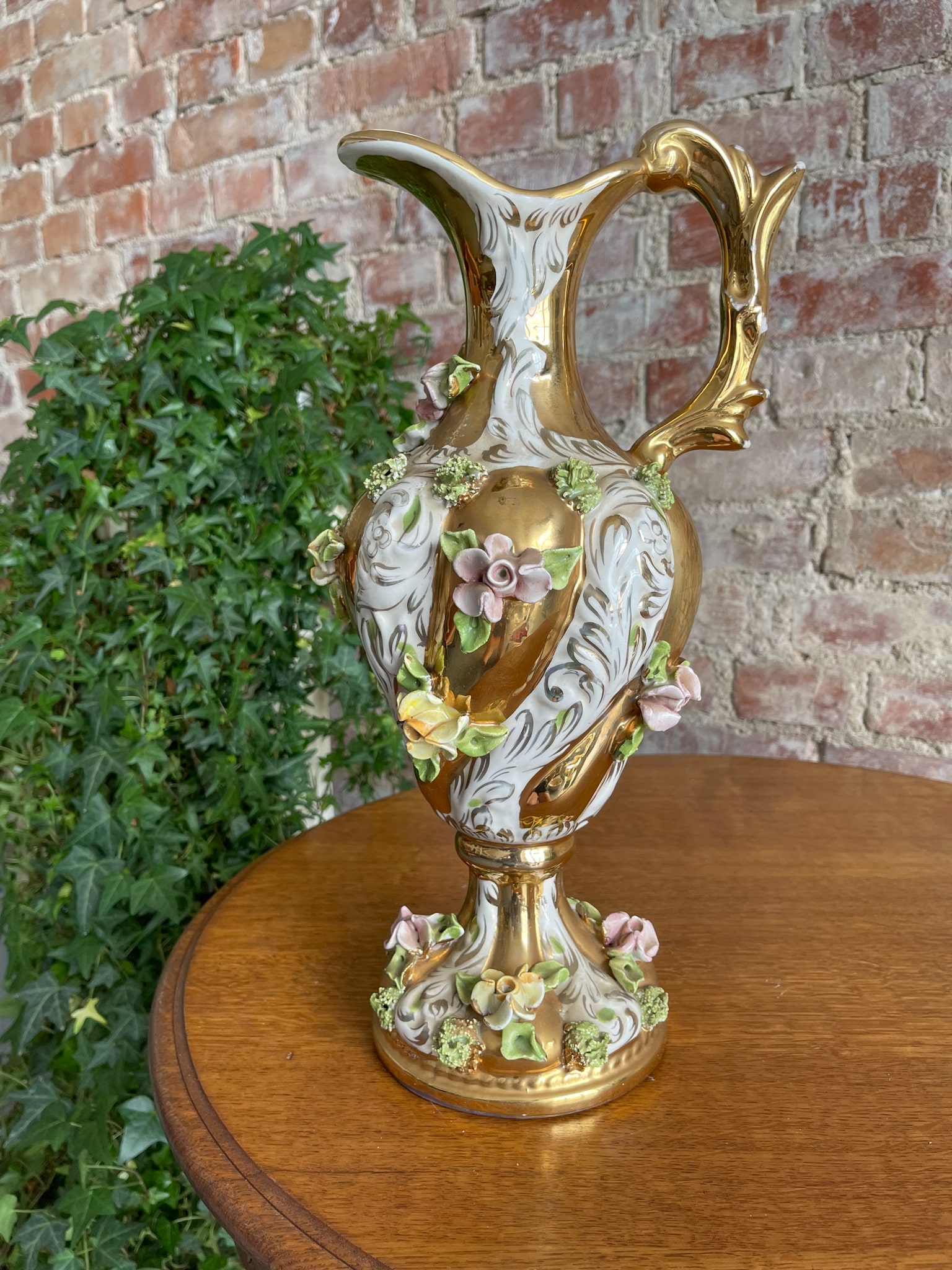 Porcelāna vāze ar zelta krāsas un rožu detaļām (2334) - Image 1