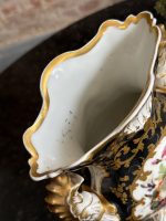 izsmalcināta porcelāna vāze ar ļoti smalku detalizāciju, melnā krāsā ar ziedu motīviem un zelta krāsas akcentiem, vidēja izmēra (6927) - Image 11