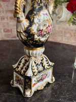 izsmalcināta porcelāna vāze ar ļoti smalku detalizāciju, melnā krāsā ar ziedu motīviem un zelta krāsas akcentiem, vidēja izmēra (6927) - Image 6