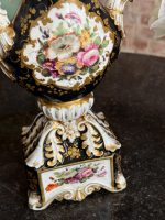 izsmalcināta porcelāna vāze ar ļoti smalku detalizāciju, melnā krāsā ar ziedu motīviem un zelta krāsas akcentiem, vidēja izmēra (6927) - Image 7