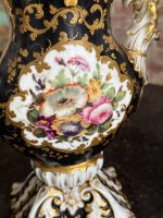 izsmalcināta porcelāna vāze ar ļoti smalku detalizāciju, melnā krāsā ar ziedu motīviem un zelta krāsas akcentiem, vidēja izmēra (6927) - Image 5