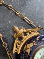 Grezns antīks porcelāna sienas pulkstenis — historisma stilā - antique french wall clock cartal porcelain bronze blue gold (6497) - Image 11