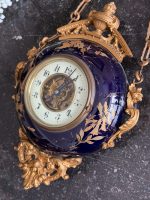 Grezns antīks porcelāna sienas pulkstenis — historisma stilā - antique french wall clock cartal porcelain bronze blue gold (6497) - Image 9