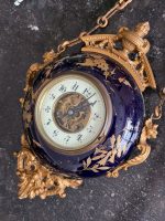 Grezns antīks porcelāna sienas pulkstenis — historisma stilā - antique french wall clock cartal porcelain bronze blue gold (6497) - Image 4