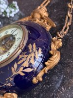 Grezns antīks porcelāna sienas pulkstenis — historisma stilā - antique french wall clock cartal porcelain bronze blue gold (6497) - Image 7