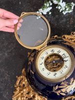 Grezns antīks porcelāna sienas pulkstenis — historisma stilā - antique french wall clock cartal porcelain bronze blue gold (6497) - Image 6