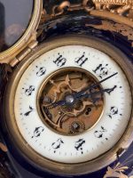 Grezns antīks porcelāna sienas pulkstenis — historisma stilā - antique french wall clock cartal porcelain bronze blue gold (6497) - Image 8