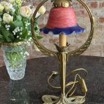 Antik jugendstil bordlampe med farvet glasskærm