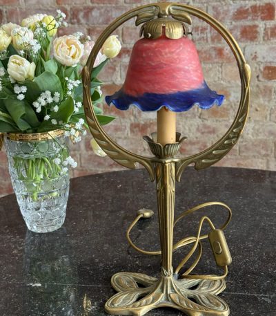 Antīka Art Nouveau galda lampa ar krāsainu stikla abažūru