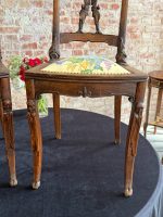 Antīku Jugendstila koka krēslu pāris ar smalkiem kokgriezumiem (Pair of French Art Nouveau Carved Oak Chairs with Floral Upholstery) (7001) - Image 15
