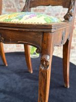 Antīku Jugendstila koka krēslu pāris ar smalkiem kokgriezumiem (Pair of French Art Nouveau Carved Oak Chairs with Floral Upholstery) (7001) - Image 17