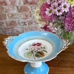 Porcelāna, kūku/saldumu šķīvis uz "kājiņu", vidēja izmēra (5874)