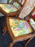 Antīku Jugendstila koka krēslu pāris ar smalkiem kokgriezumiem (Pair of French Art Nouveau Carved Oak Chairs with Floral Upholstery) (7001) - Image 4