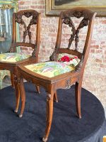 Antīku Jugendstila koka krēslu pāris ar smalkiem kokgriezumiem (Pair of French Art Nouveau Carved Oak Chairs with Floral Upholstery) (7001) - Image 2