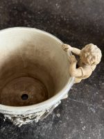 kašpo ar eņģeļu figūrām un sudraba krāsas akcentiem, neliela izmēra (6561) - Image 10