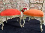 2gab izsmalcināti, unikāli rokoko krēsli maigā pasteļtoņa zaļā krāsā ar zelta krāsas akcentiem un oranžu audumu, Luija XV stilā (Pair of Gilt Rococo Parlor Chairs in Louis XV Style) (7027) - Image 2