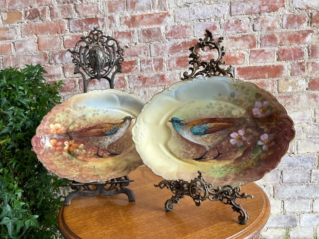 Store porcelænstallerkener med fuglemaleri, 2 stk. (2419)