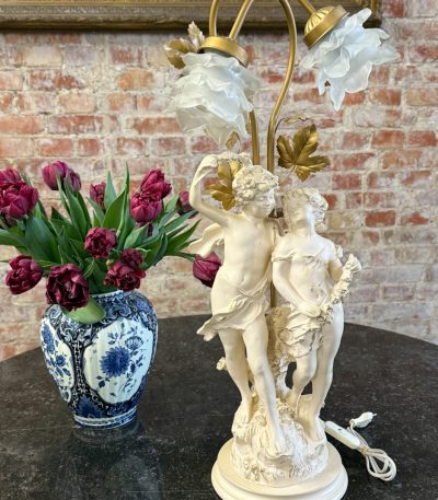 Bordlampe med hvide figurer, 2 pærer, mellemstor, let