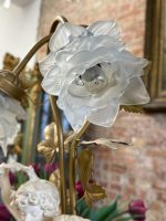 galda lampa ar baltām figūrām, 2 spuldzēm, vidēji liela izmēra, viegla pēc svara (6424) - Image 4