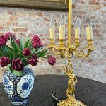 Bordlampe med kvindefigur, skinnende guld, sort marmorfod, medium