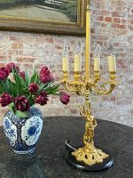 Bordlampe med kvindefigur, skinnende guld, sort marmorfod, medium
