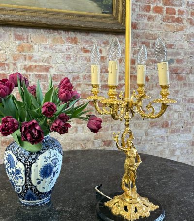 Bordlampe med kvindefigur, skinnende guld, sort marmorfod, medium