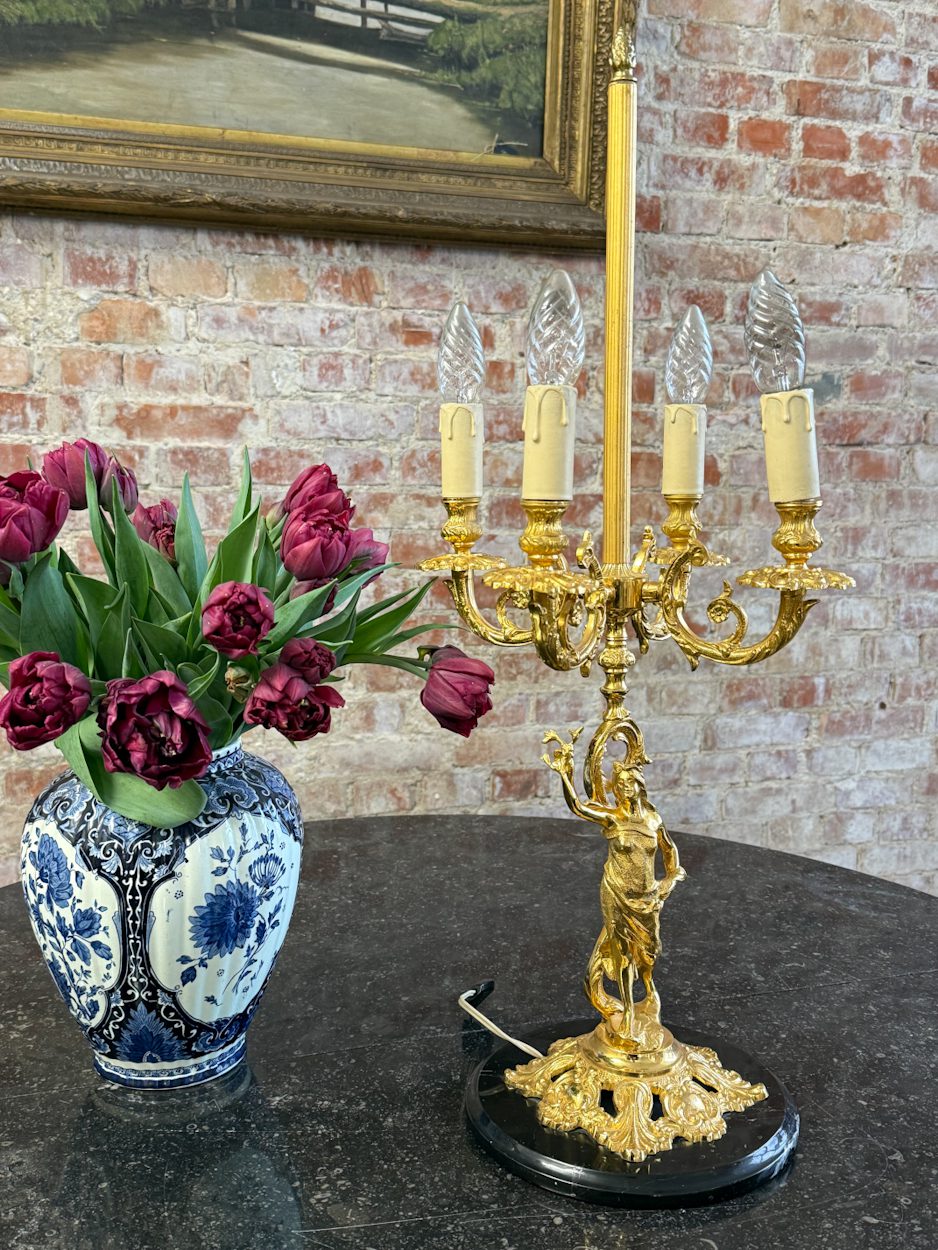 Bordlampe med kvindefigur, skinnende guld, sort marmorfod Bordlampe med kvindefigur, skinnende guld, sort marmorfod, medium