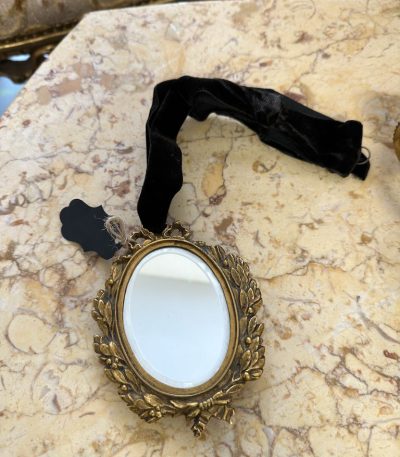 Miniatūrs bronzas spogulis ar melnu samta lenti (4625)