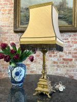Bordlampe med kuppel og metalfryns, 1 pære, mellemstor