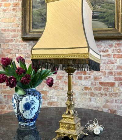 Bordlampe med kuppel og metalfryns, 1 pære, mellemstor