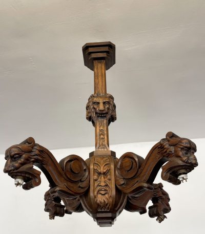Liela, smaga koka lampa ar smalkām detaļām (3553)