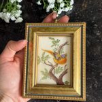 miniatūra glezniņa uz auduma, zelta krāsas rāmī, viegla pēc svara (6554)