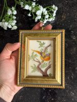 miniatūra glezniņa uz auduma, zelta krāsas rāmī, viegla pēc svara (6554)