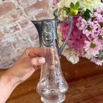 Antīka jūgendstila stikla karafe ar reljefu metāla apdari un gravējumu (Antique Art Nouveau Glass Carafe with Metal Mount) (5925)