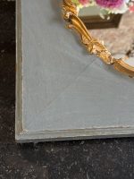 koka spogulis - gaiši pelēkzils rāmis ar zelta krāsas akcentu, vidēja izmēra (7235) - Image 14