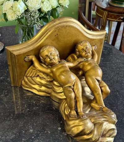 Guld vægkonsol med to putti – Neo-Rococo, vægmonteret, mellemvægt