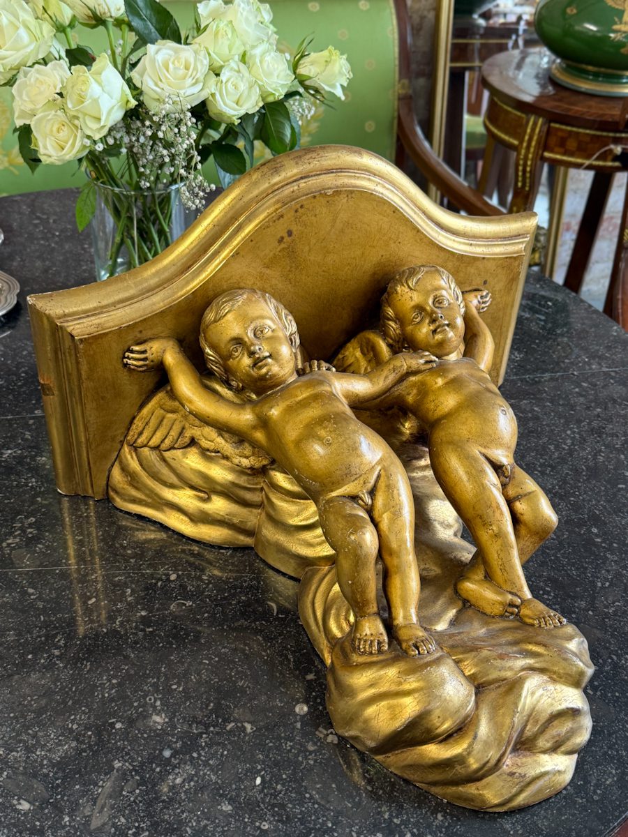 Guld vægkonsol med to putti – Neo-Rococo, vægmonteret Guld vægkonsol med to putti – Neo-Rococo, vægmonteret, mellemvægt