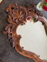 Kokgriezuma sienas spogulis — rokokō stilā (Carved Wooden Wall Mirror in Rococo Style) (7021) - Image 4