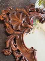 Kokgriezuma sienas spogulis — rokokō stilā (Carved Wooden Wall Mirror in Rococo Style) (7021) - Image 5