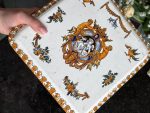 Antīka Žjēnas fajansa paplāte ar renesanses motīviem — Gien manufaktūra (antique gien faience serving tray) (6574) - Image 4