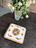 Antīka Žjēnas fajansa paplāte ar renesanses motīviem — Gien manufaktūra (antique gien faience serving tray) (6574) - Image 2