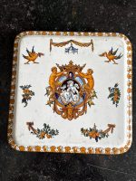 Antīka Žjēnas fajansa paplāte ar renesanses motīviem — Gien manufaktūra (antique gien faience serving tray) (6574) - Image 3