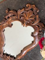 Kokgriezuma sienas spogulis — rokokō stilā (Carved Wooden Wall Mirror in Rococo Style) (7021) - Image 3