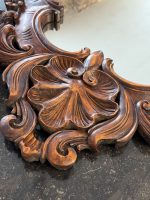 Kokgriezuma sienas spogulis — rokokō stilā (Carved Wooden Wall Mirror in Rococo Style) (7021) - Image 7