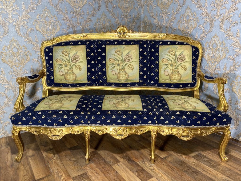 Forgyldt Louis XV salonmøblement med blomstret gobelin, stor sofa +