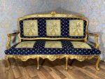 Zeltēts Luija XV salona komplekts ar ziedu gobelēnu, liela izmēra sofa + 2 lieli krēsli ar roku balstiem, (224)