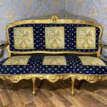 Zeltēts Luija XV salona komplekts ar ziedu gobelēnu, liela izmēra sofa + 2 lieli krēsli ar roku balstiem, (224)